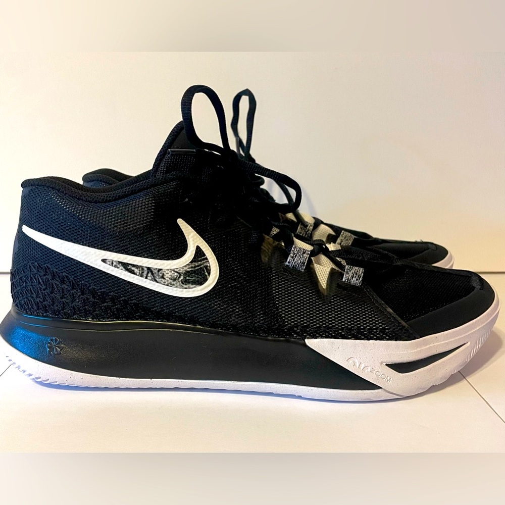Nike Kyrie Flytrap 6 - Color: Black/White - Size: Men’s 11 - NWOT